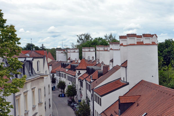 Bild vergr��ern: Einige der halbrunden Stadtmauert�rme sind noch erhalten - hier am Unteren Graben.