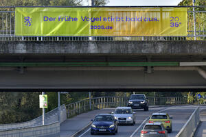 Werbung an Br&uuml;cken und Banner an Seilen oberhalb von Stra&szlig;en