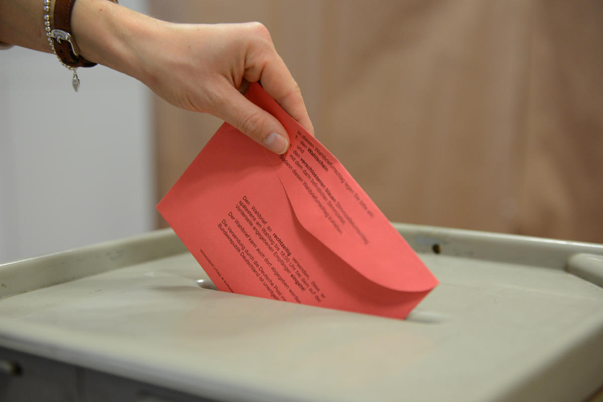 W&auml;hler an der Wahlurne