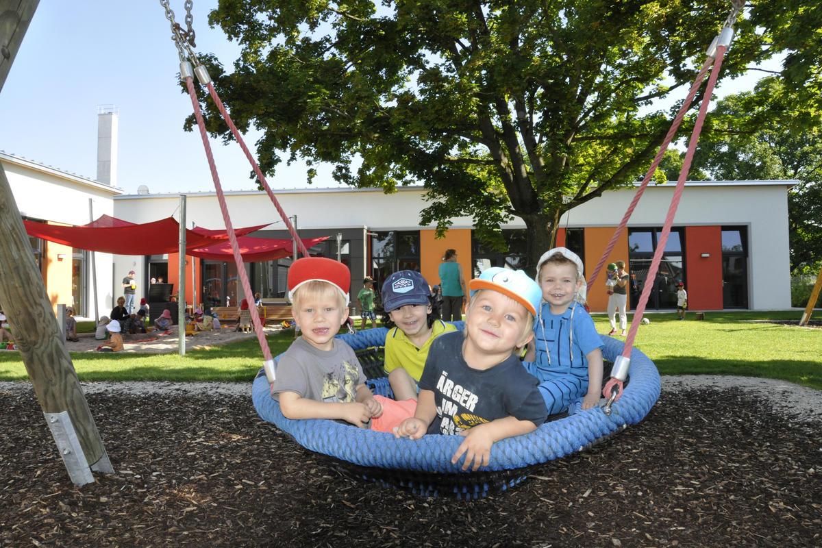 Einweihung kinderKiste in der Veilchenstra&szlig;e