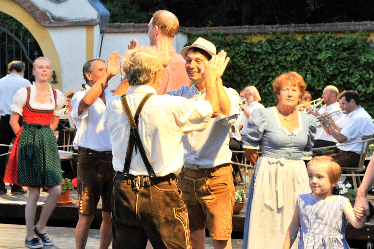 Volksmusik und Tanz - Themenbild Geschichte und Brauchtum
