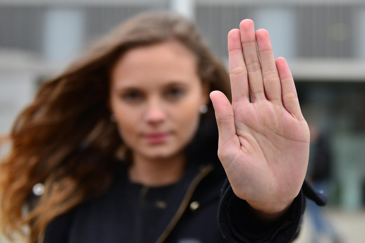 Sch&uuml;tzende Hand - Datenschutz - Themenbild