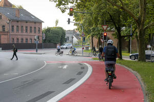 Bild vergr&ouml;&szlig;ern: Rot markierte Aufstellfl&auml;chen und Radfahrstreifen f&uuml;hren die Radfahrer sicher bis zur Kreuzung