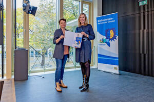 Bild vergr&ouml;&szlig;ern: Kultusministerin Anna Stolz (r.) mit Evelyn Heichler von der Stadtb&uuml;cherei. Foto: Johannes Kiefer