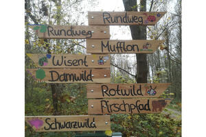 Bild vergr&ouml;&szlig;ern: Neu gestaltete Wegweiser im Wildpark