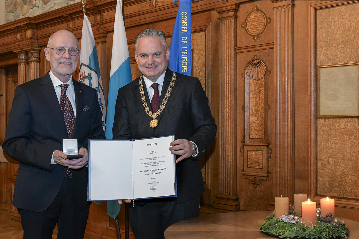 Medaillen&uuml;bergabe an Fritz Peters