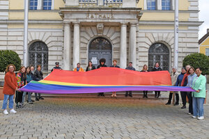 Bild vergr&ouml;&szlig;ern: Hissen der Regenbogenfahne am Alten Rathaus