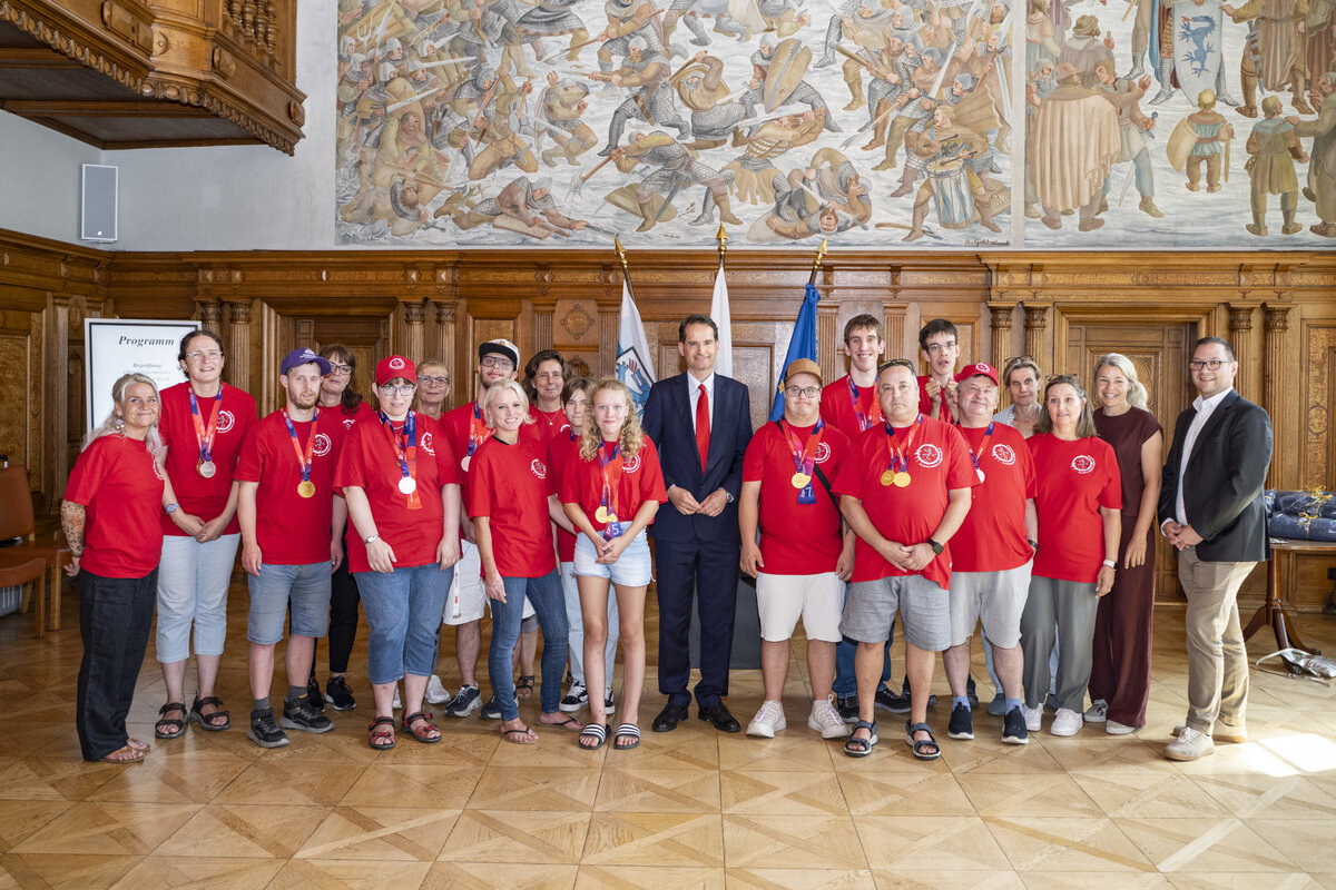 Oberb&uuml;rgermeister Dr. Michael Kern (Mitte) ehrte die erfolgreichen Athletinnen und Athleten des Caritas-Zentrums St. Vinzenz sowie das Betreuerteam. Unter den Gratulanten waren auch B&uuml;rgermeister Christian De Lapuente (r.) sowie Bezirksr&auml;tin Christina Hof