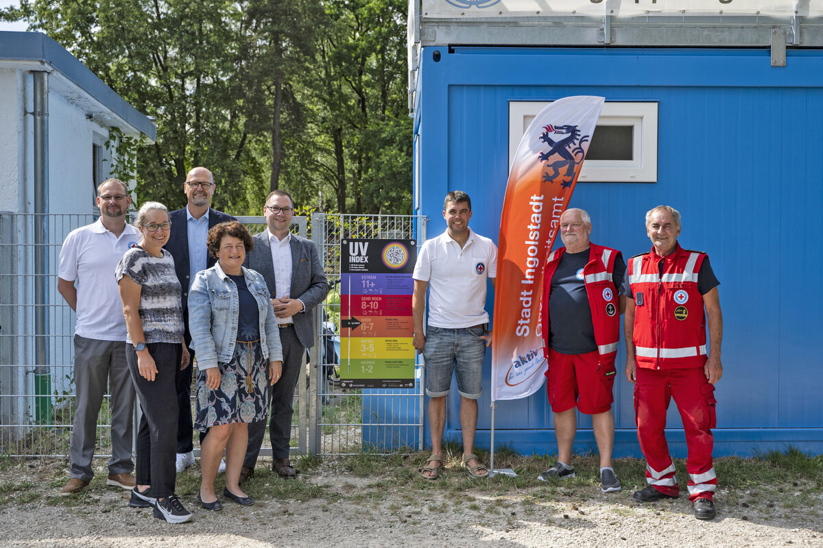 &Uuml;ber die neue UV-Index-Tafel am Auwaldsee freuen sich (v.l.) Jan Unger (Wasserwacht, Astrid Grundbrecher (Gesundheitsamt), Ulrich Resch (AOK Bayern), Anita Bordon-Kornke (Gesundheitsamt), B&uuml;rgermeister Christian De Lapuente, Alexander Wecker, Manfred Lind