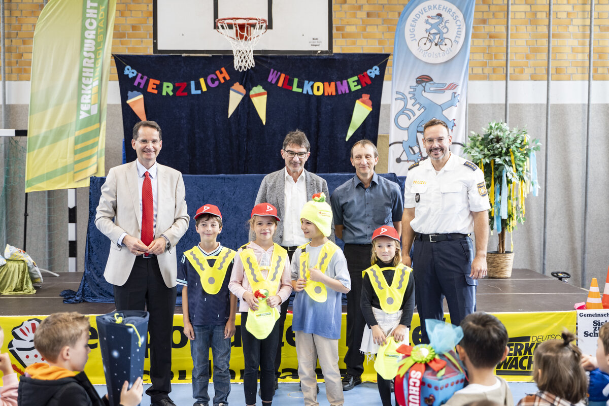 Auftakt der Gemeinschaftsaktion &raquo;Sicher zur Schule - sicher nach Hause&laquo; an der Grundschule Etting mit Oberb&uuml;rgermeister Michael Kern (l.) und Stephan Falkenburger (r.), Gesch&auml;ftsf&uuml;hrer Verkehrswacht Ingolstadt, sowie Aktionspartnern