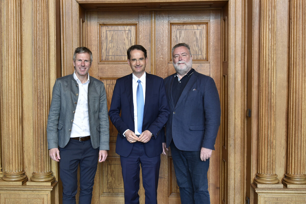 (v.l.) Johann Kronauer, gesch&auml;ftsf&uuml;hrendes Vorstandsmitglied des Bayerischen St&auml;dtetags mit den neu gew&auml;hlten Bezirksvorsitzenden Oberb&uuml;rgermeister Michael Kern sowie Erster B&uuml;rgermeister der Gemeinde Ismaning, Alexander Greulich.