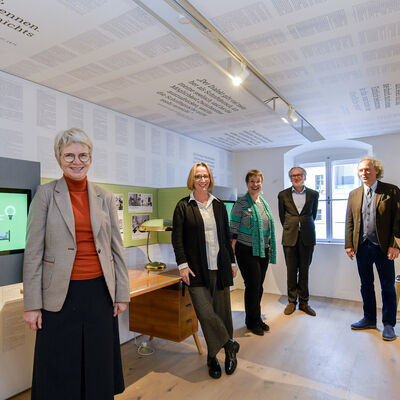 Bild vergr&ouml;&szlig;ern: B&uuml;rgermeisterin Dorothea Deneke-Stoll, Kuratorin Sylvia Weber, Museumsleiterin Beatrix Sch&ouml;newald, Tido Brussig/Agentur szenerien, Kulturreferent Gabriel Engert und Literaturwissenschaftlerin Sabine Barben.