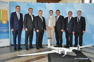 V.l. der Leiter und Ko&shy;ordinator der Initiative Dr. Vassilis Agouridas, Bundestags&shy;abgeordneter Reinhard Brandl, Ingolstadts Oberb&uuml;rgermeister Dr. Christian L&ouml;sel, die bayerische Wissenschafts&shy;ministerin Prof. Dr. Marion Kiechle, Bayerns Wirtschafts&shy;minis