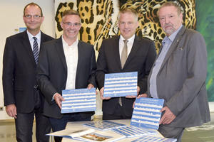 Bild vergr&ouml;&szlig;ern: (v.l.) Gerd Riedel, Matthias Schickel, OB Christian L&ouml;sel und Gerd Treffer