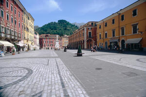 Bild vergr&ouml;&szlig;ern: Piazza Alberica in Carrara