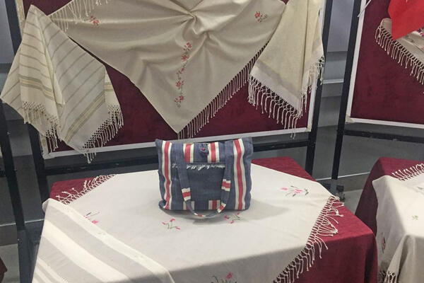 Fatma &Ouml;zkahraman: "Webstoffe - Tasche"