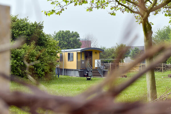 Bild vergr��ern: Der st�dtische Naturkindergarten, Waldeysenstra�e 72,  liegt in der N�he des Gel�ndes der Landesgartenschau im Spielpark Nordwest im Norden Ingolstadts. Die Einrichtung bietet Platz f�r Kinder ab drei Jahre bis zum Schuleintritt.