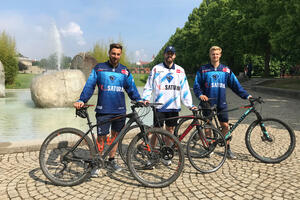 Bild vergr&ouml;&szlig;ern: Drei Spieler des ERCI forderten die Ingolst&auml;dter beim Stadtradeln heraus: Kevin Reich, Wojciech Stachowiak und Emil Quaas