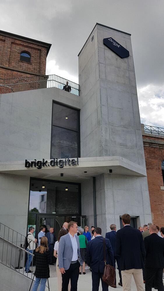 brigk-Eingang, Treppe und Aufzug