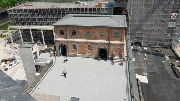 Blick auf die Eventfl&auml;che vor dem Trafohaus