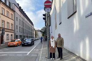 Bild vergr&ouml;&szlig;ern: Fahrradbeauftragte Theresa Schneider und Ulrich Sch&auml;pe, Leiter des Amtes f&uuml;r Verkehrsmanagement und Geoinformation