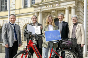 Bild vergr&ouml;&szlig;ern: Oberb&uuml;rgermeister Christian Scharpf, B&uuml;rgermeisterin Petra Kleine, Fahrradbeauftragte Theresa Schneider, Baureferent Gero Hoffmann und B&uuml;rgermeisterin Dorothea Deneke-Stoll