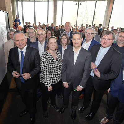Bild vergr&ouml;&szlig;ern: Das B&uuml;ndniskernteam bei der Unterzeichnung des Ingolst&auml;dter Appells