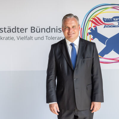 Bild vergr&ouml;&szlig;ern: Dr. Christian Scharpf vor der Unterzeichnung des Ingolst&auml;dter Appells