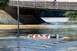 Bild vergr&ouml;&szlig;ern: Glacisbr&uuml;cke - Hochwasser 2024