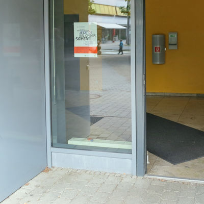 Bild vergr&ouml;&szlig;ern: Barrierefreier Zugang zum Sozialen Rathaus Ingolstadt (roter Kreis: T&uuml;r&ouml;ffner)