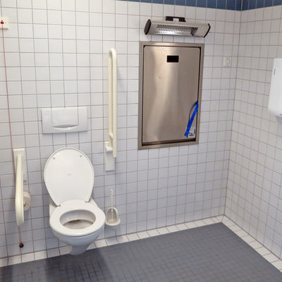 Bild vergr&ouml;&szlig;ern: Barrierefreies WC mit Wickelauflage
