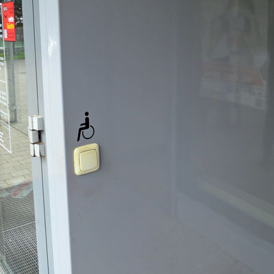 Bild vergr&ouml;&szlig;ern: Zugang zum Sozialen Rathaus, T&uuml;r&ouml;ffner au&szlig;en.