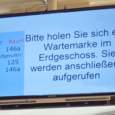 Bild vergr&ouml;&szlig;ern: Sobald Ihre Nummer aufgerufen wird, stehen wir Ihnen gerne zur Verf&uuml;gung.