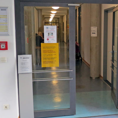 Bild vergr&ouml;&szlig;ern: Zugang zu den Serviceb&uuml;ros des Jobcenters im Sozialen Rathaus, 1. Obergeschoss