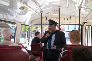 Bild vergr&ouml;&szlig;ern: Stadtf&uuml;hrung mit Schaffner Schorsch im Nostalgiebus
