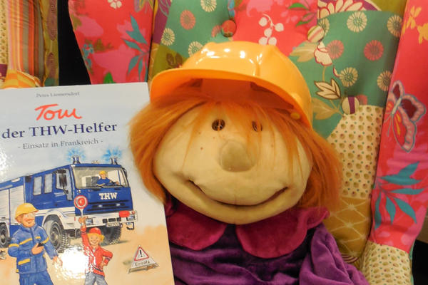 Bild vergr��ern: Die Handpuppe "Marie-Luise" (in Anlehnung an Marieluise Flei�er) wohnt seit 2009 im Dachgeschoss des Herzogskastens.